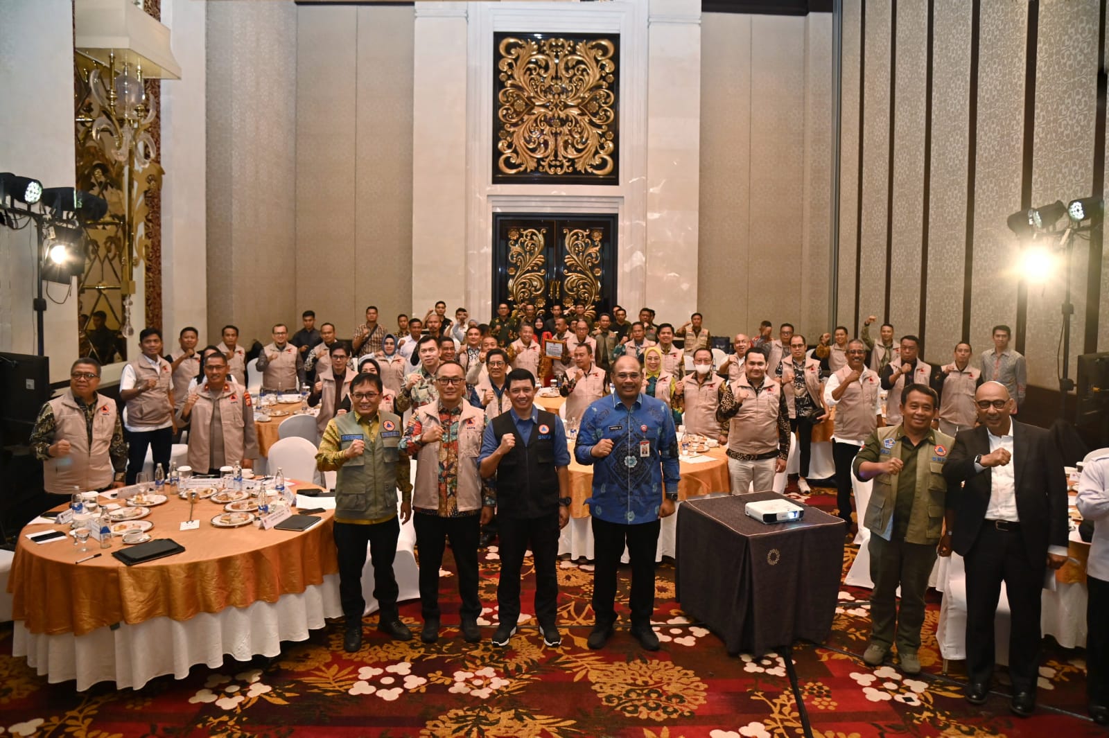 Foto Bersama jajaran Pimpinan BNPB dengan para peserta kegiatan Orientasi Manajemen Kebencanaan Bagi Pengambil Keputusan Strategis Provinsi Sulawesi  Barat Untuk Pimpinan Daerah Provinsi Sulawesi Barat Beserta Seluruh Pimpinan Daerah Kabupaten Se-Provinsi Sulawesi Barat Tahun 2023 yang dihelat di Kabupaten Badung, Provinsi Bali pada Rabu (27/9).